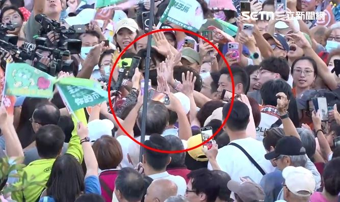 傍晚5點20左右,沈伯洋與民眾擊掌,幾乎被淹沒。(圖/翻攝畫面)