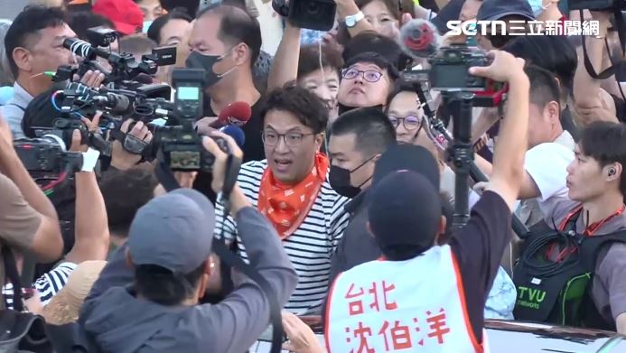 截至目前,車掃直播在線人數逼近6萬人,聊天室湧入不少網友們齊喊加油。(圖/翻攝畫面)