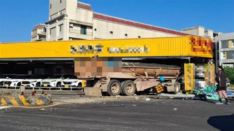 桃園曳引車撞分隔島！衝進中古車行毀6車