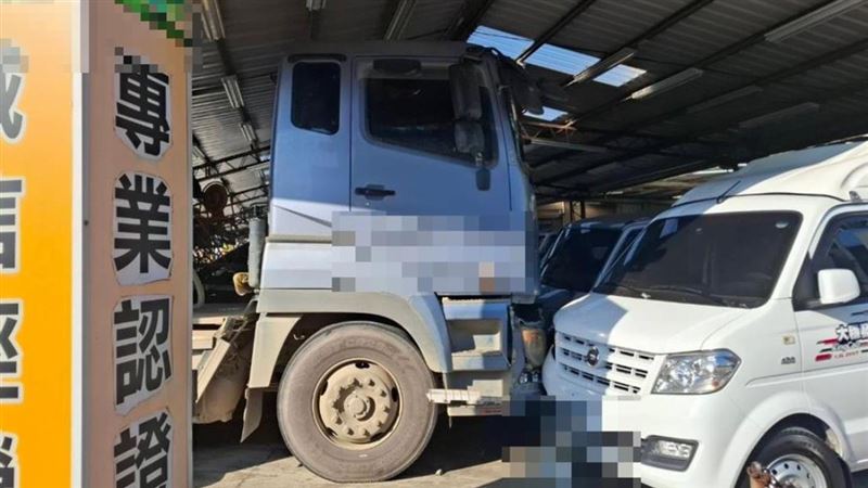 桃園大溪發生交通事故,邱男駕駛營業貨運曳引車,突然失控撞上中央分隔島,之後又撞進旁邊的中古車行。(圖/翻攝畫面)