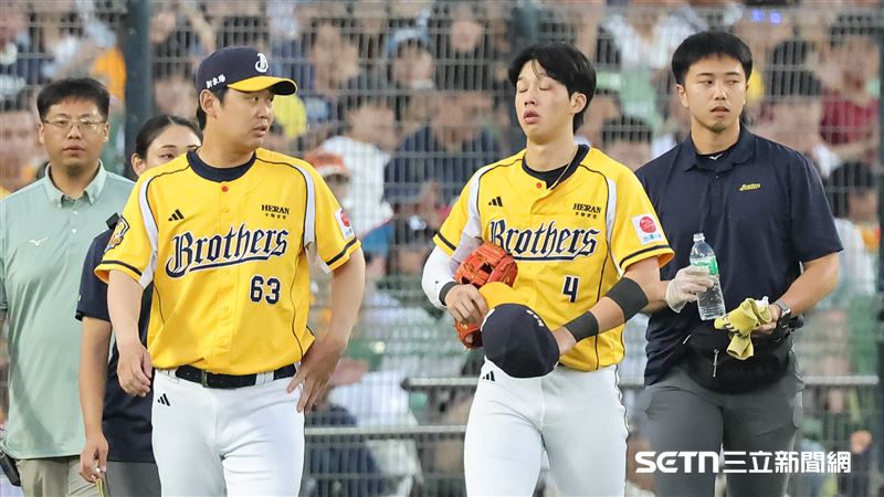 中職37年季後挑戰賽G3,中信兄弟三壘手張士綸在界外區和曾頌恩發生碰撞。(圖/記者劉彥池攝影)