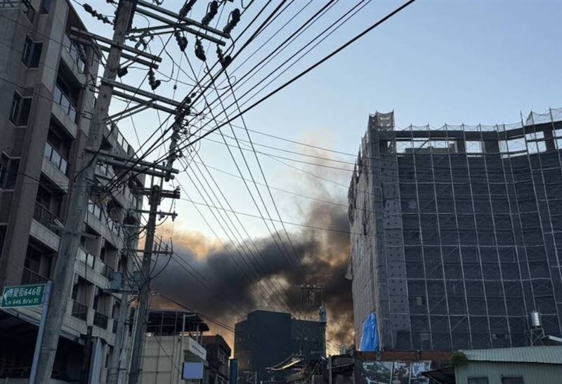 竹北「台元科技園區」驚傳火警,現場為1樓鐵皮工廠起火。(圖/翻攝畫面)