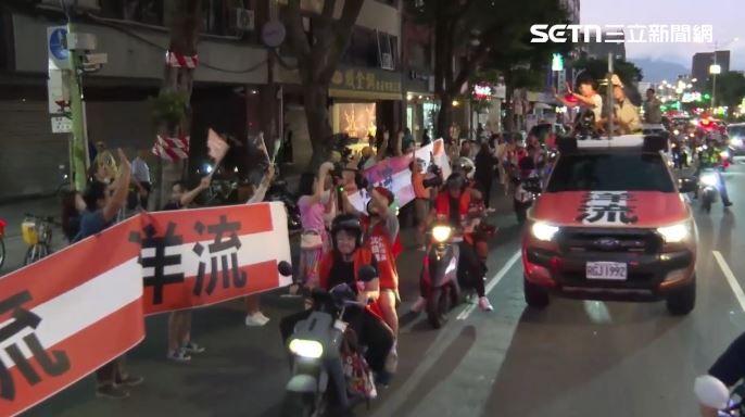 沈伯洋與王世堅揮手向沿路整排的支持者致意。(圖/翻攝畫面)