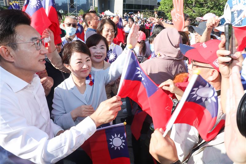 盧市長與市民共同見證國慶升旗盛典-以團結與祝福迎接中華民國115年生日。(圖/台中市政府提供)
