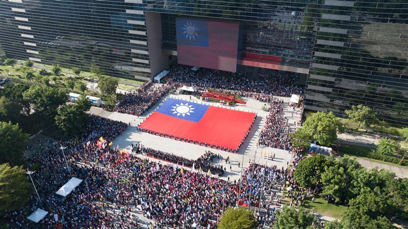 巨幅國旗在市府廣場壯麗展開-與全場市民共同迎接中華民國115年國慶。(圖/台中市政府提供)