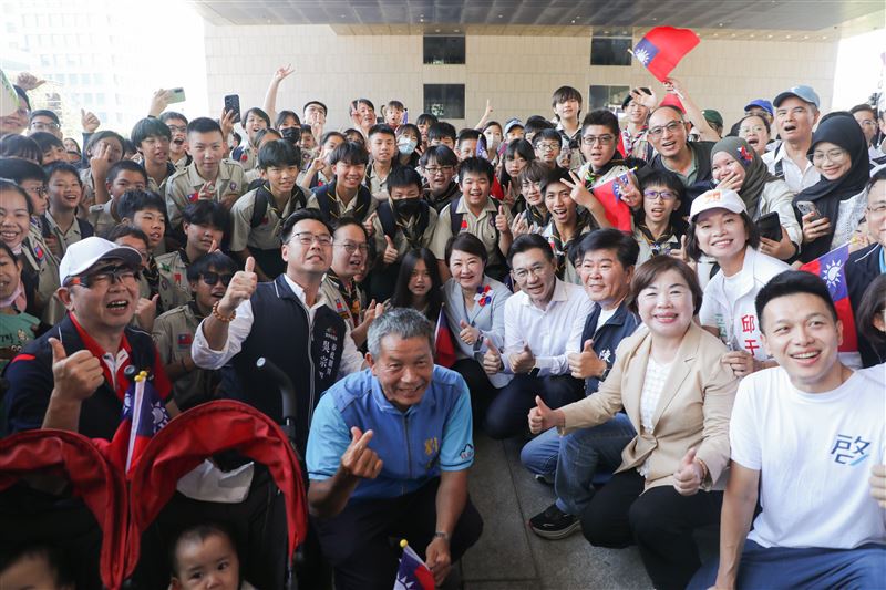 盧市長感謝市民家人一路相伴-期許台中持續繁榮發展-幸福向前。(圖/台中市政府提供)