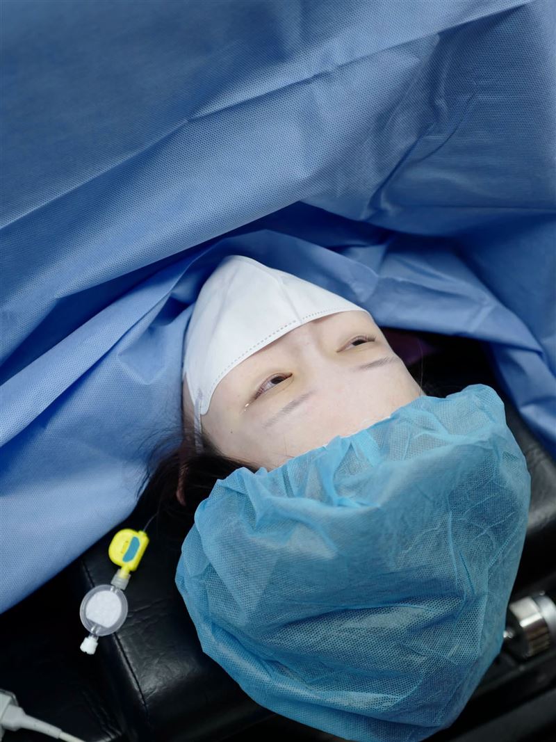 鄭家純還沒見到女兒就先泛淚。（圖／翻攝自鄭家純臉書）