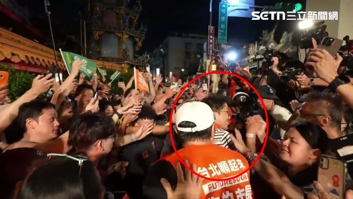 沈伯洋「台北大洋流」抵達保安宮，現場群成排兩排，夾道歡迎，圖為晚間7點02分。（圖／翻攝畫面）