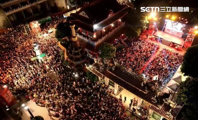 沈伯洋「洋流」匯聚保安宮,空拍照十分驚人。(圖/翻攝畫面)
