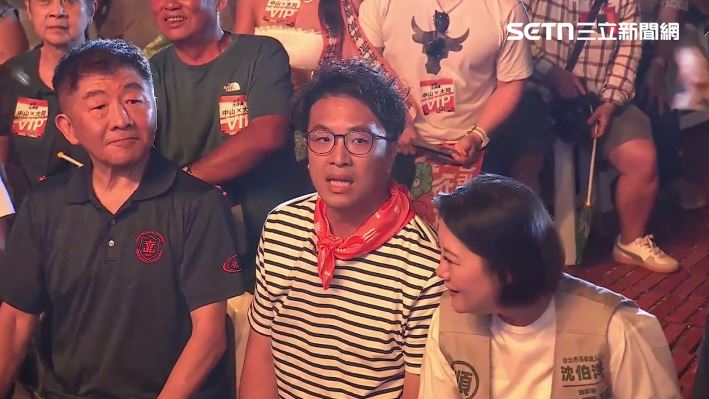 空檔期間,沈伯洋坐在台下稍歇,陳時中也來了。(圖/翻攝畫面)