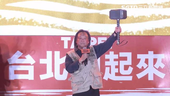 王世堅送「雷神之槌」給沈伯洋。（圖／翻攝畫面）