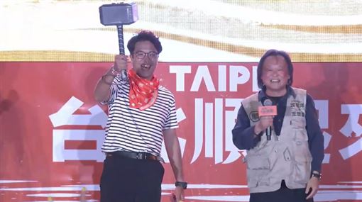 王世堅送「雷神之鎚」給沈伯洋　含意曝光