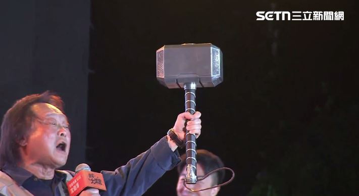 王世堅送「雷神之槌」給沈伯洋。（圖／翻攝畫面）