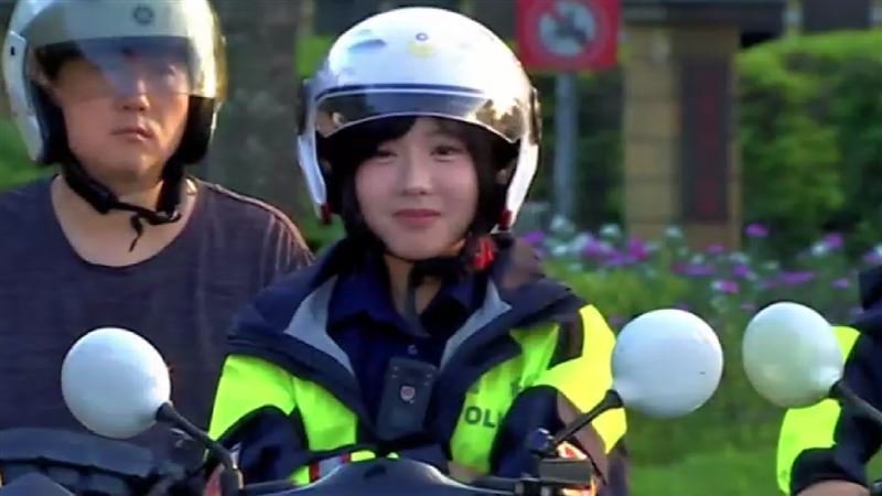 警界邵雨薇國慶出勤　笑容迷倒攝影師