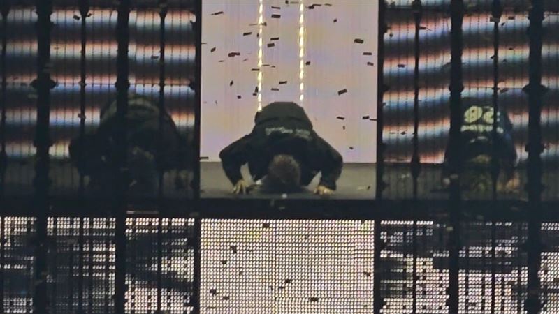 BIGBANG下跪行禮　GD喊比自己來時更開心