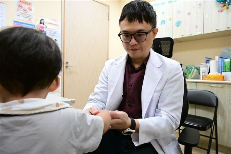 醫師提醒,幼童皮膚受傷後,若紅腫快速擴大、異常疼痛或合併發燒,應立即就醫。(亞大醫院提供)