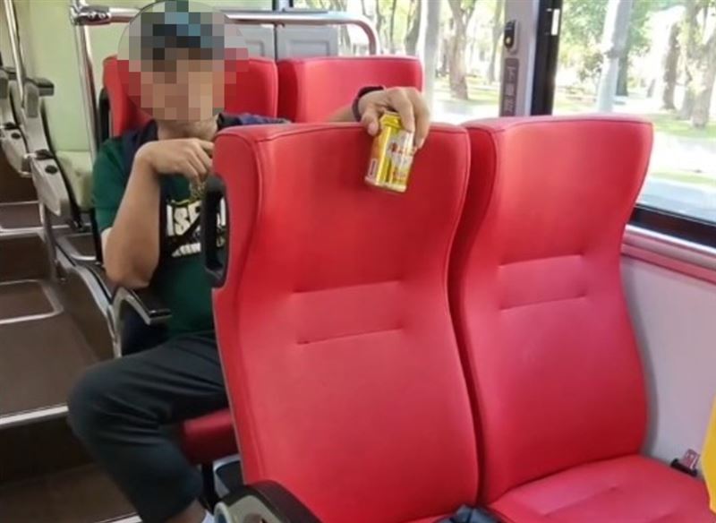 中年男用手肘攻擊公車司機頭部,又將人推倒在地,還不斷飆罵三字經及不雅字眼,甚至故意把手上飲料、倒在地板跟前面座椅。(圖/翻攝Threads@margueritezhan)