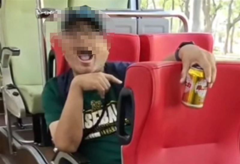 中年男用手肘攻擊公車司機頭部,又將人推倒在地,還不斷飆罵三字經及不雅字眼,甚至故意把手上飲料、倒在地板跟前面座椅。(圖/翻攝Threads@margueritezhan)