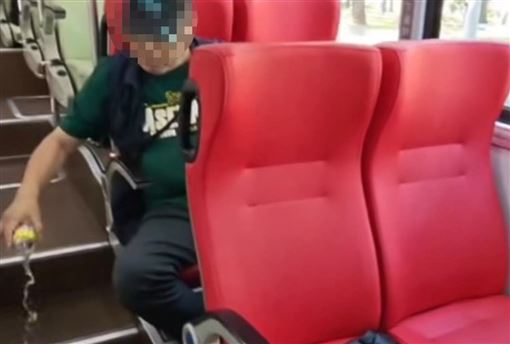中年伯毆公車司機辱髒話！網怒：支持提告