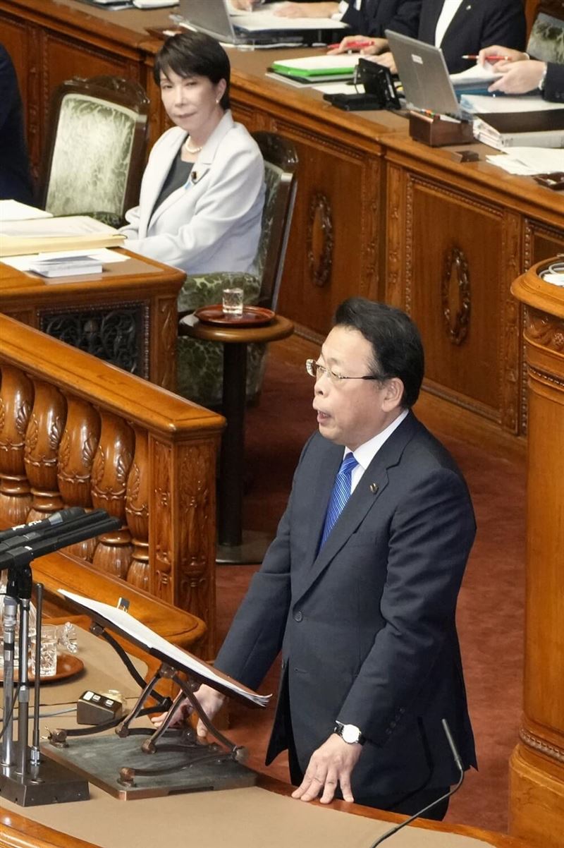 日本公明黨幹事長西田實仁9日在參議院全體會議上主張,日本已依「日中共同聲明」承認將台灣歸還給中國。後為日本首相高市早苗。(共同社)