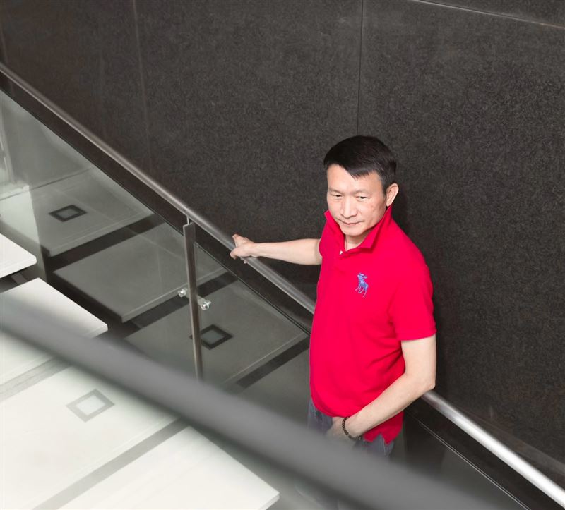 秦楊無奈地說，右眼受到嚴重影響，生活中的許多小事都成了難題。（圖／記者田俊彥攝影）