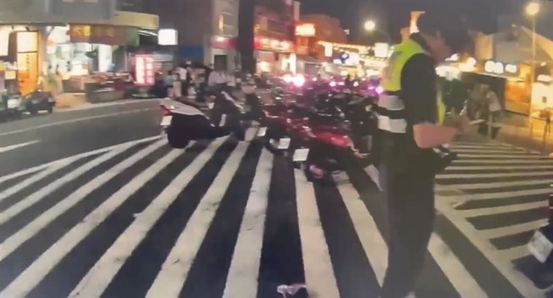 國慶連假小琉球湧入遊客,出現機車違停在槽化線的亂象,警方獲報到場,針對違停開出16張罰單