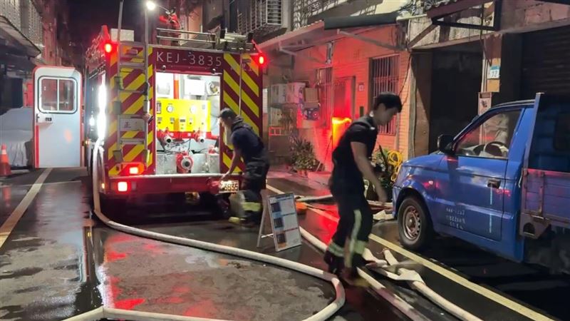 新北萬里仁一街某民宅發生火警,該公寓3樓的洗衣機冒煙起火燃燒,屋內2名住戶(夫妻)及時逃生。(圖/翻攝畫面)