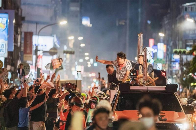 沈伯洋掃街途中雖遇民眾比中指嗆聲，沈伯洋卻轉頭大讚對方手指「比得很直、超強」。（圖／翻攝沈伯洋臉書）