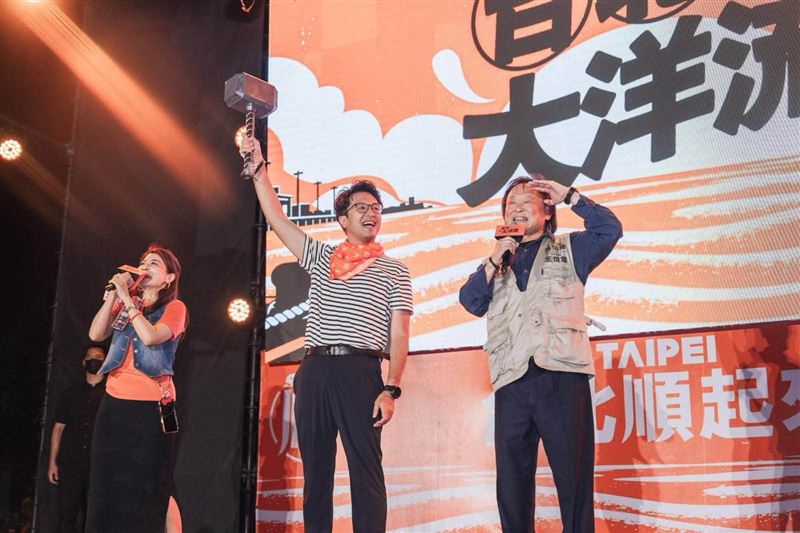 沈伯洋感性的說,自己會要繼續努力且愛大家。(圖/翻攝沈伯洋臉書)