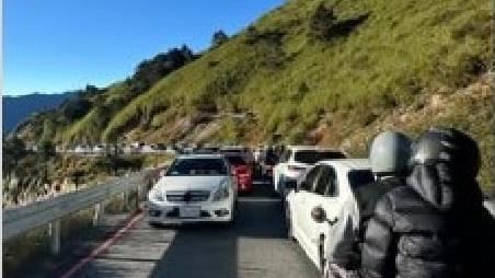 網紅轟警不抓？武嶺違停涉刑法
