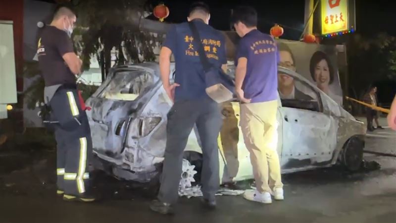 警消發現駕駛未能逃出,已明顯死亡,未送醫。(圖/翻攝畫面)