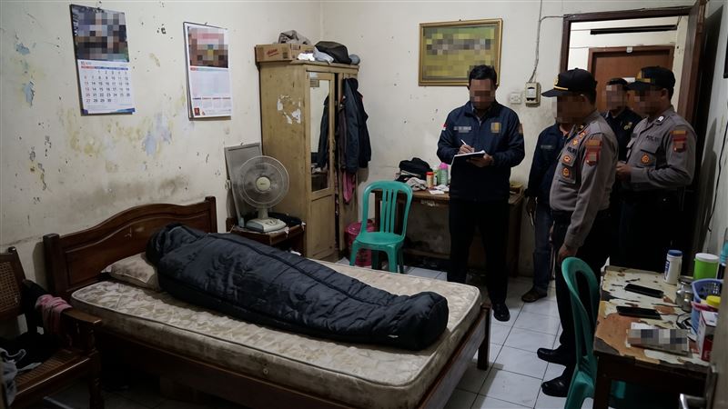 印尼雅加達日前發生離奇死亡案,一名房客被發現陳屍租屋處,但遺體被全身包裹,宛如一具木乃伊。(示意圖/AI製圖)