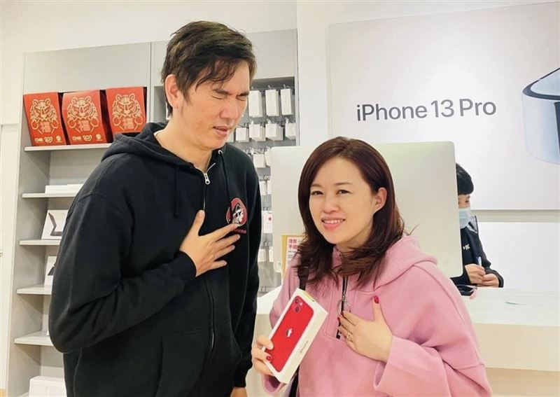 蔡桑(左)和前妻蔡依儒(右)離婚後,婚姻生活全被親友爆料出來,批他忘恩負義。(翻攝自蔡亦竹IG)