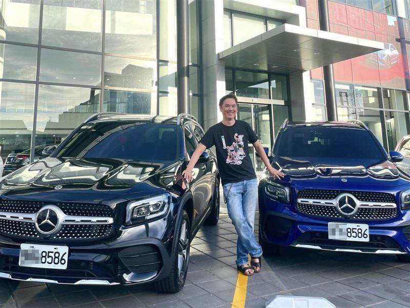 蔡桑過去PO出他和賓士車合照,也是由蔡依儒所贈送。(翻攝自蔡亦竹IG)