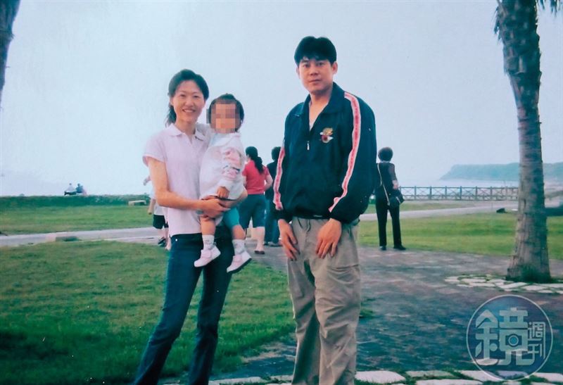 楊薏霖(左)外遇飛官黃正男(右)生下私生女(中)後,與丈夫離婚。(圖/讀者提供)