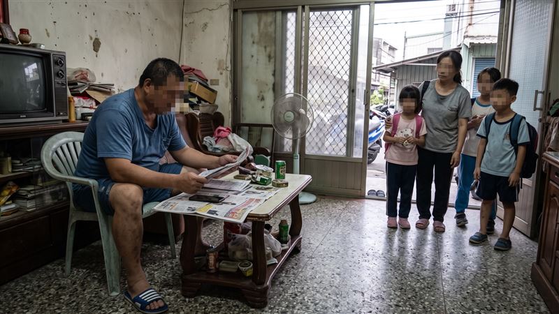 男子婚後育有3名子女,長期無業、還會家暴,不僅未負擔家計,還沉迷簽賭,離婚後,就跟子女斷絕聯繫,子女結婚、生產,都未前往關心。(示意圖/AI製圖)
