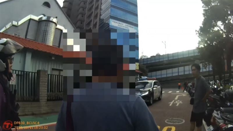 兩人上月27日疑似在店家偷竊手機,警詢後移送台北地檢署偵辦。(圖/翻攝畫面)