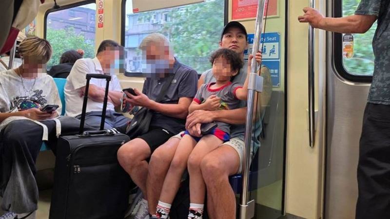 小煜搭捷運「緊抱兒子」　溫馨親子時光曝