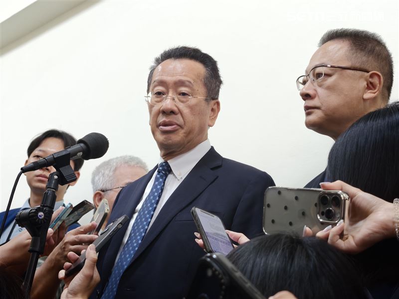 國防部長顧立雄今(12)日上午應邀赴外交及國防委員會報告「國軍飛行人員離退及補充現況與留任機制作為」並備質詢。(圖/記者盧素梅攝影)