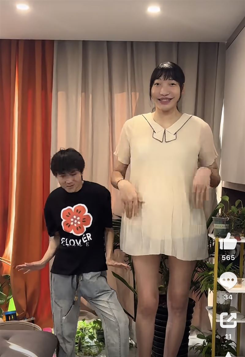 小玥(右)與梓浩相戀,並育有一子。(圖/翻攝自微博)