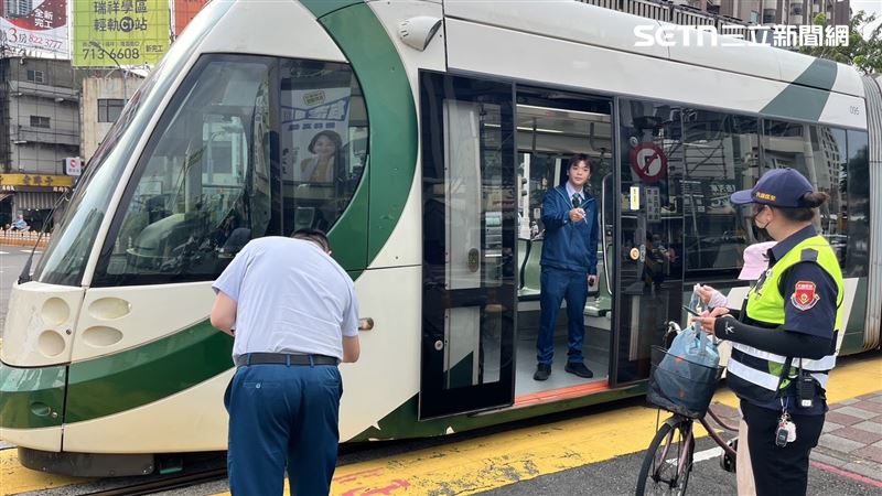 車禍造成輕軌一度停駛。（圖／翻攝畫面）