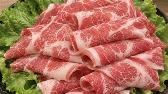 火鍋肉盤底下的菜能吃？知名火鍋店回應了