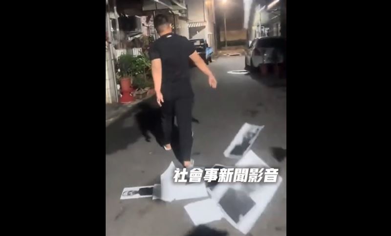 男子撒完黑白照傳單,大搖大擺離開,犯案影片PO網。(圖/翻攝自社會事新聞影音)