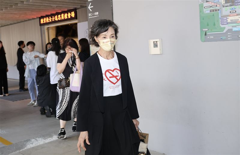 圈內好友陳淑麗月來送藍琪最後一程。（圖／記者鄭孟晃攝影）