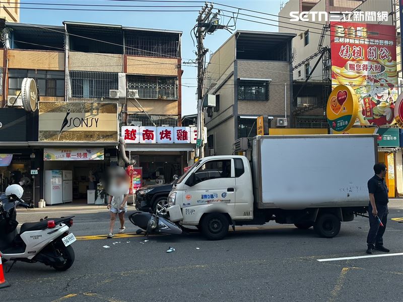 男子卡在前輪被拖行好幾公尺。(圖/翻攝畫面)