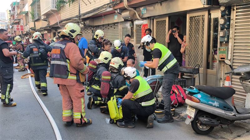 警消救出2名年約60多歲及90多歲的男住戶。(圖/記者莊淇鈞攝影)