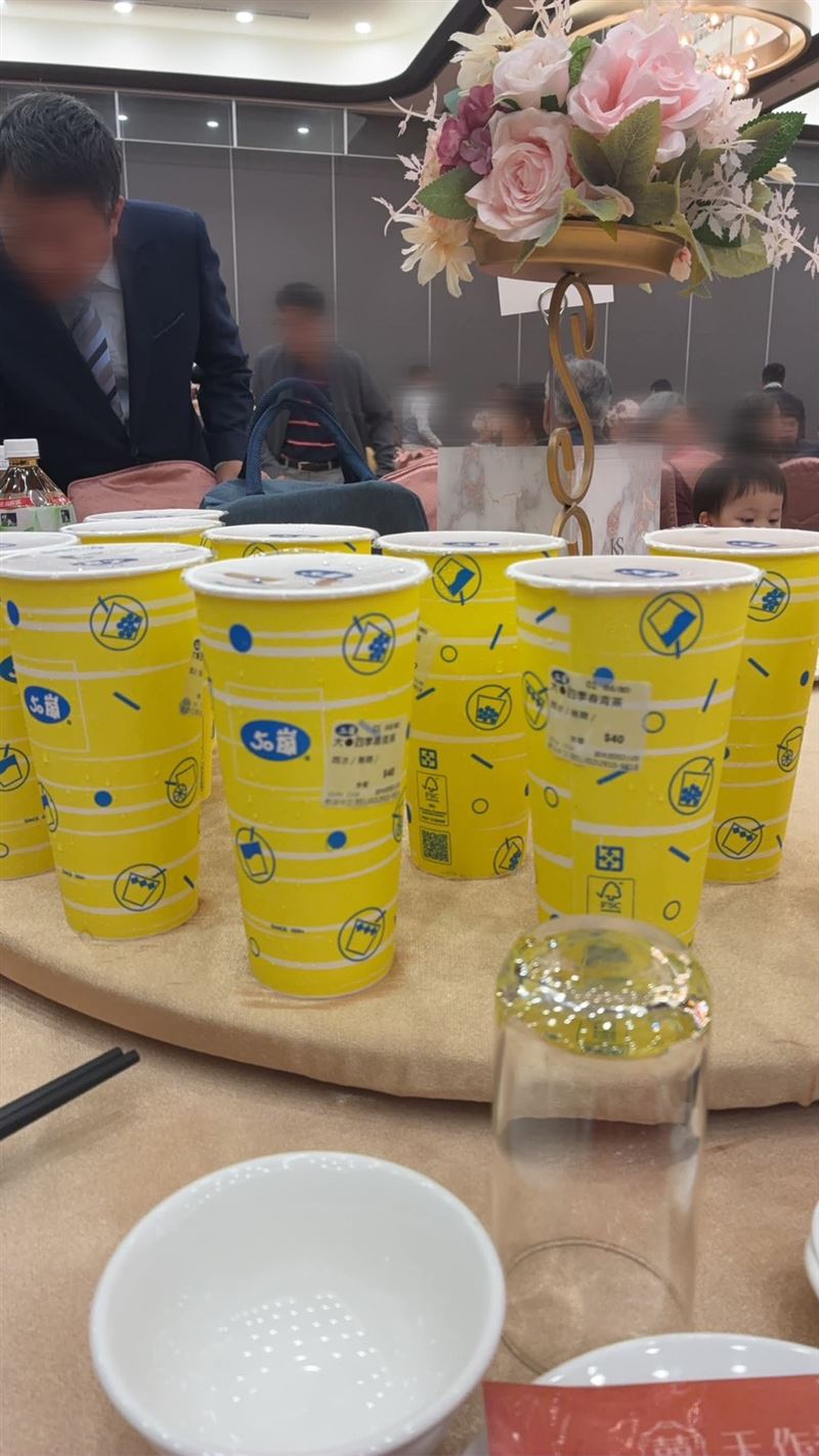 新人婚宴送上的迎賓飲料是50嵐,宜蘭人秒懂:新人超用心。(圖/翻攝自Threads @ kueihungkao)
