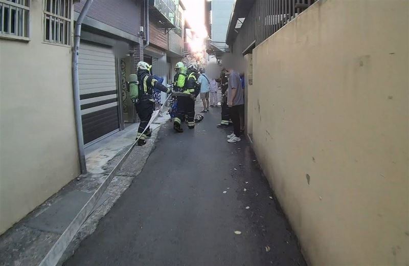 桃園八德民宅火警,在屋內發現一名滿身血的盧姓女子。(圖/翻攝畫面)