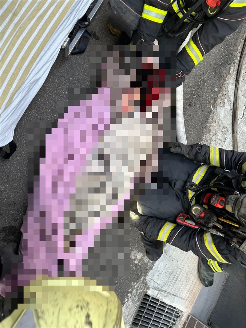 盧女被救出時滿身血,脖子還有刀傷、全身大面積燒燙傷。(圖/翻攝畫面)