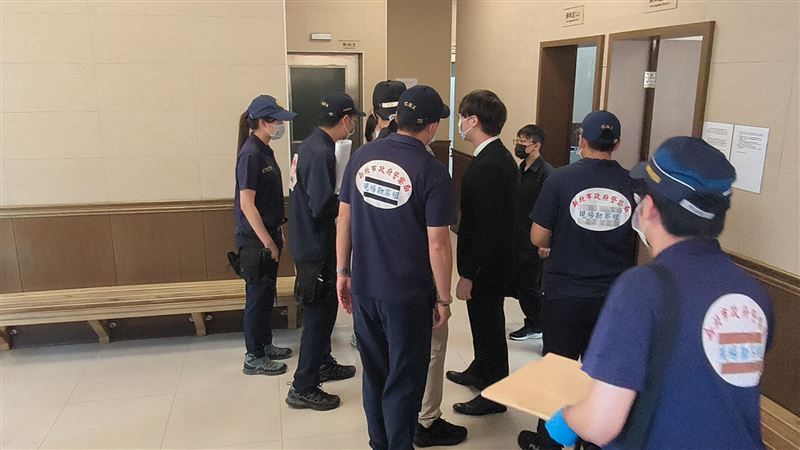 檢警今天上午在板殯儀館進行相驗。(圖/記者莊淇鈞攝影)